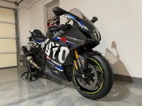Das Verkleidungskit, das ich für meine 2022 GSX-R1000R gekauft habe, war in Qualität, Passform und Aussehen außergewöhnlich. Von dem Zeitpunkt an, als ich meine Bestellung aufgab, über den gesamten Bestellvorgang und sogar während des Versands war der Service fantastisch. Als ich mein Verkleidungskit erhielt, inspizierte ich jedes Teil und es sah alles unglaublich aus mit einem erstaunlichen Glanz und Schimmer. Beim Zusammenbau der Teile passte alles wie die Originalteile zusammen und ließ sich problemlos an meiner GSX-R montieren. Insgesamt bin ich sehr beeindruckt vom gesamten Bestellvorgang meiner kundenspezifischen Verkleidungen und kann sie jedem wärmstens empfehlen, der das Aussehen seines Motorrads aufwerten möchte. Was für ein großartiges Produkt und ein großartiges Unternehmen. - Nochmals vielen Dank
